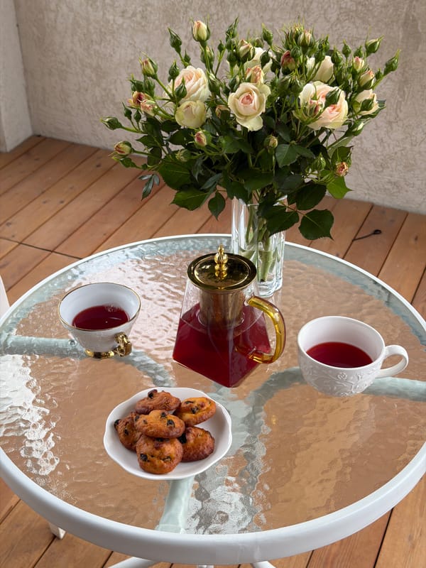 Tea service with peach roses observed in Rossiyskiy