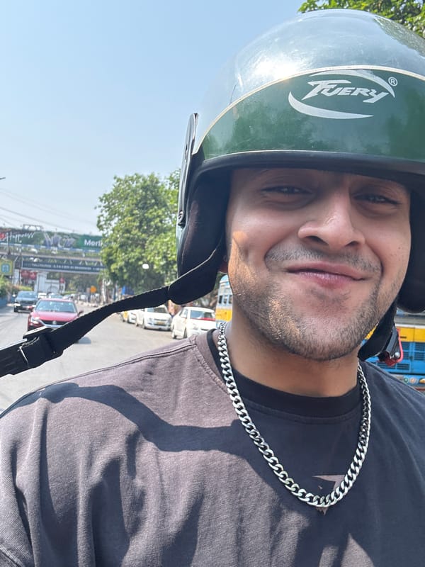 Man takes early morning street selfie in Kolkata