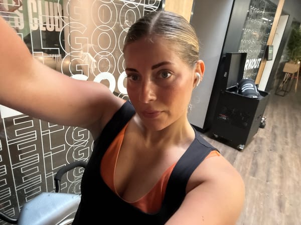Woman takes gym selfies in Paris fitness center