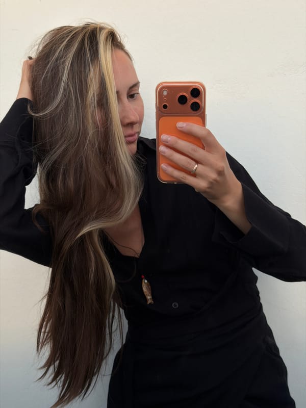 Woman takes selfies, handles cash in Khimki apartment