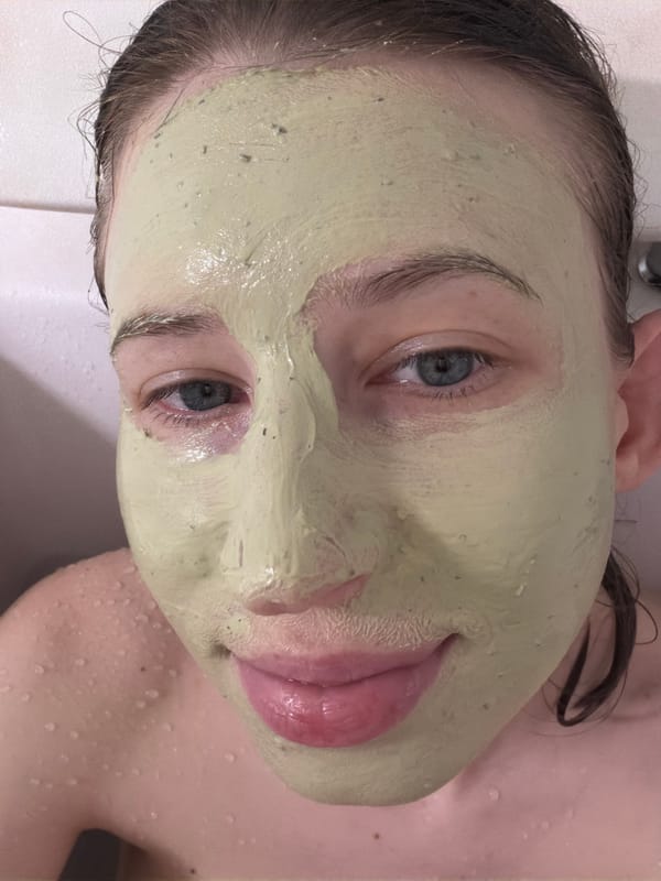 Lazy self-care afternoon: bath, face mask, yoga mat selfies