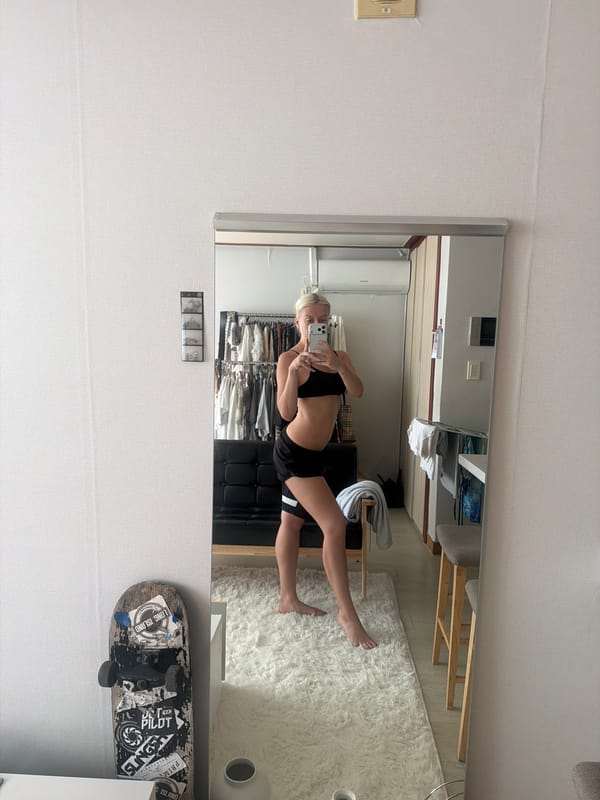 Late-night fitness documentation captured in Seoul apartment selfie