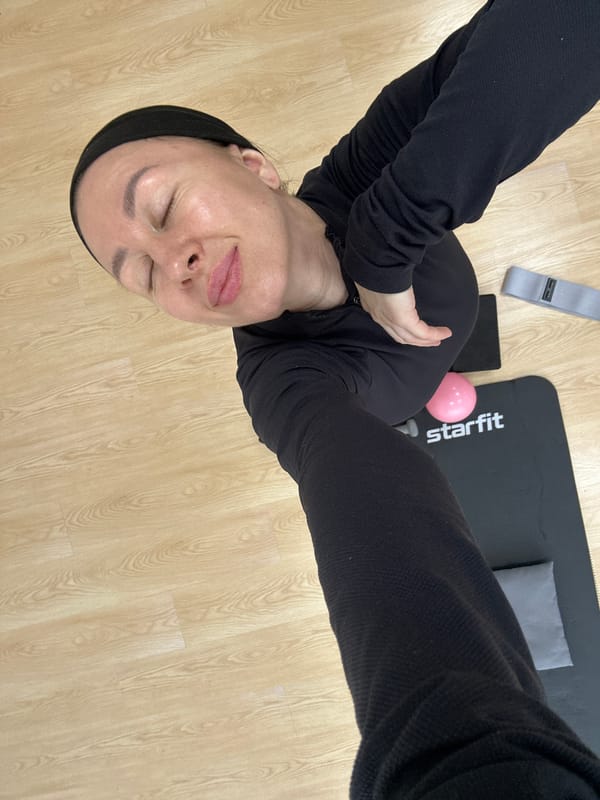 Woman's morning yoga session captured in Votkinsk home gym