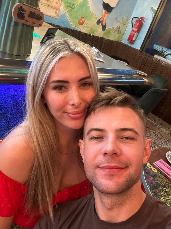 Couple enjoys dinner date at Alicante restaurant
