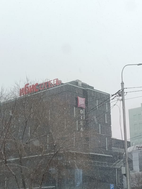 Snowy conditions documented in Krasnoyarsk, Russia overnight