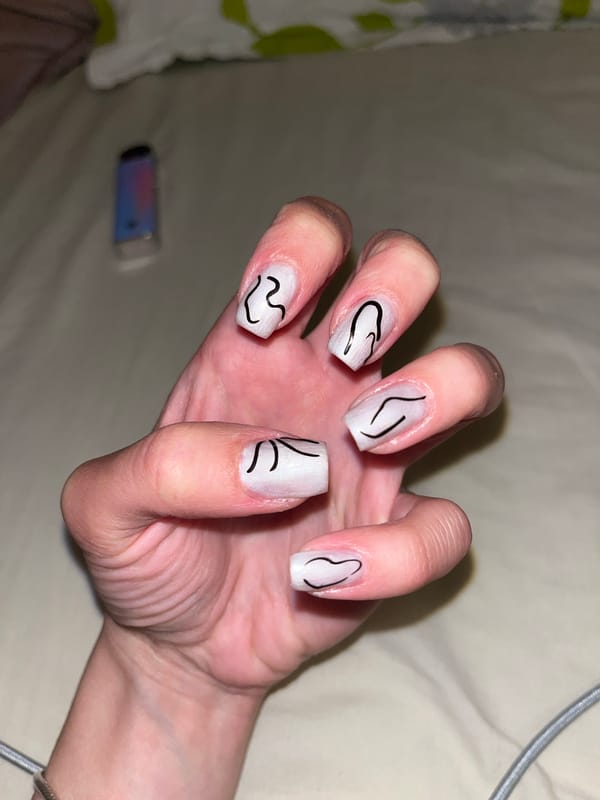 Woman showcases minimalist nail art in Saarbrücken bedroom selfies