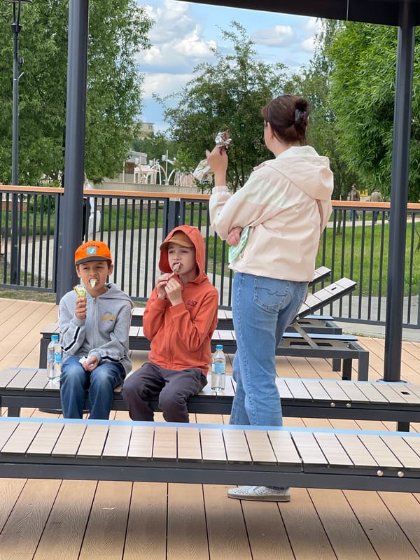Moscow park bustles with families, children's activities during morning hours