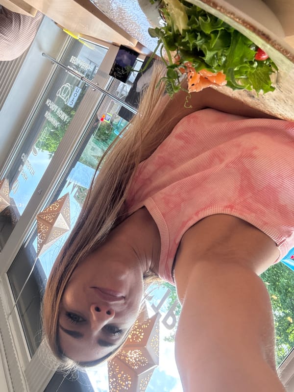 Woman documents lunch outing at Zelenogorsk cafe with selfies