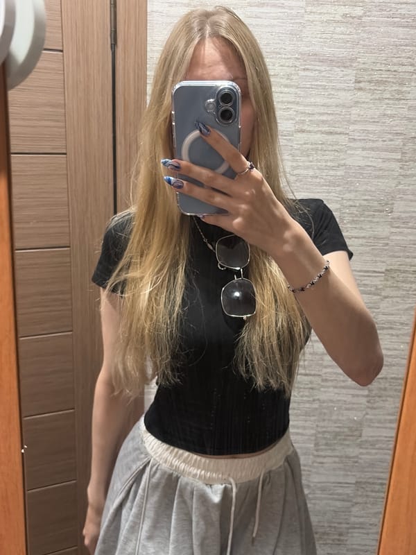 Mirror selfie to car seat, two looks within two minutes