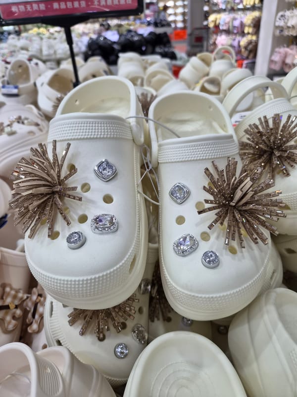 Street markets and retail browsing in Mishan, China