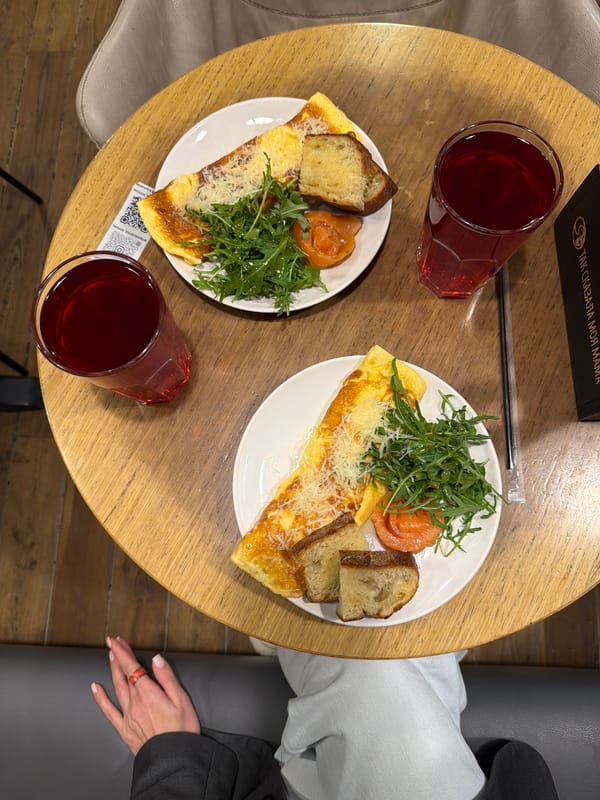 Corgi joins casual dining experience in Moscow cafe