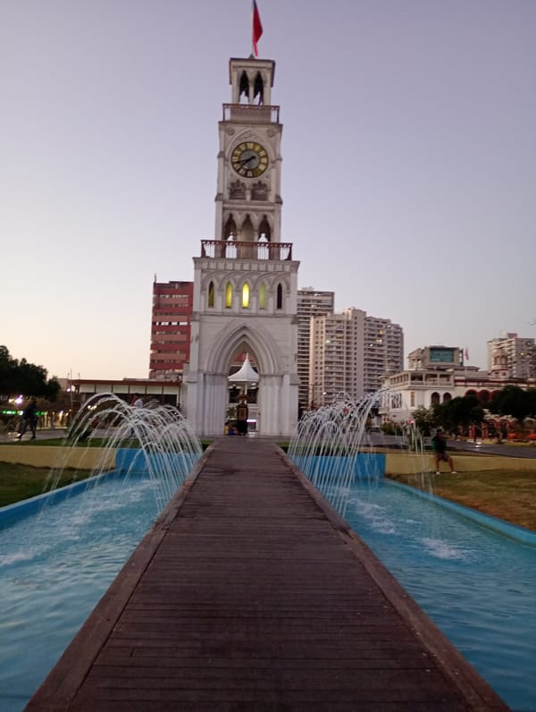 Evening photography session captures Iquique's historic landmarks