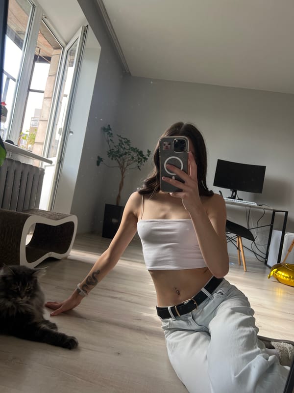 Morning selfie session with Maine Coon cat in Ternopil apartment