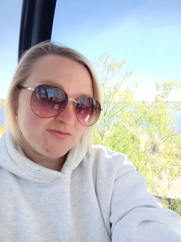 Woman documents morning visit to Izhevsk amusement park