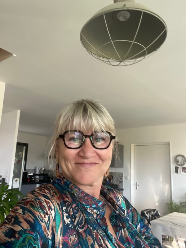 Woman observed indoors in Chambœuf, France