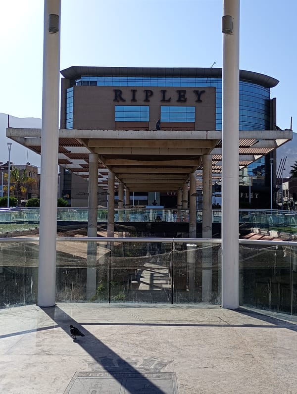 Witness documents quiet afternoon scenes across central Iquique, Chile