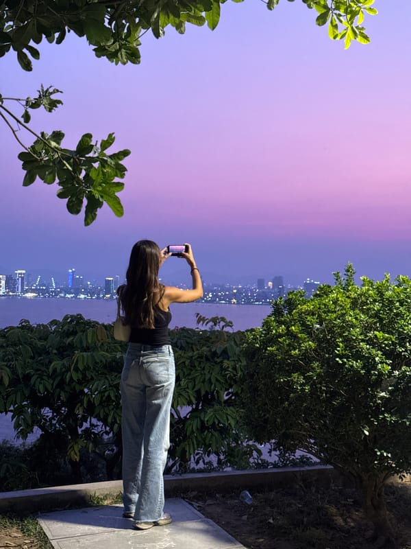 Tourists enjoy drinks and selfies in Đà Nẵng