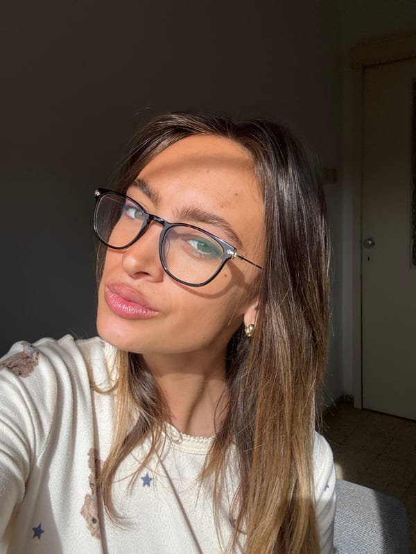Woman photographed indoors in Be'er-Sheva by multiple witnesses