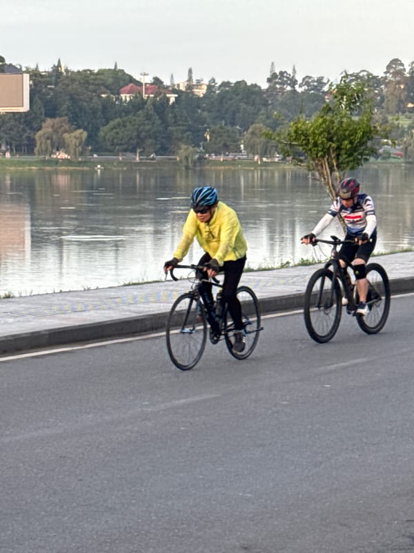 Morning recreational activities observed around Da Lat's Xuan Huong Lake