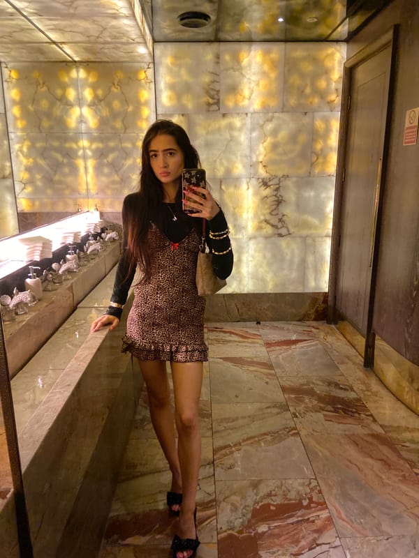 Woman documents visit to upscale London venue with selfies