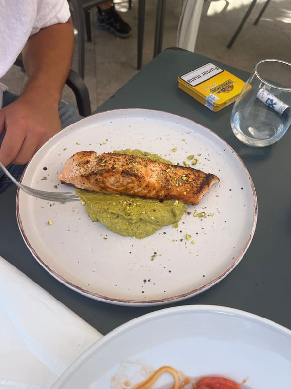 Outdoor lunch documented in Alicante with seafood dishes