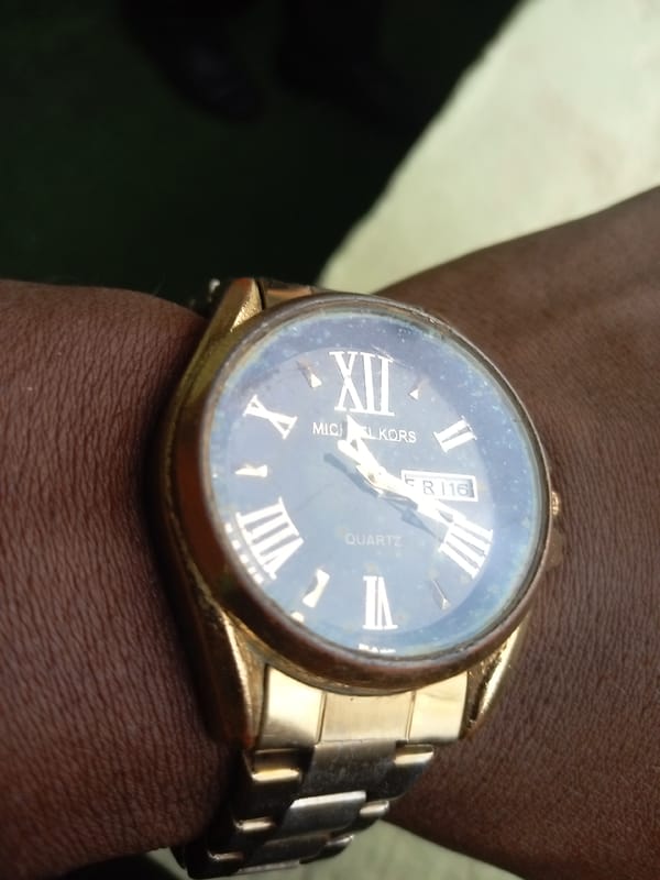 Gold-tone watch with dark blue Roman numeral dial, date FR 16