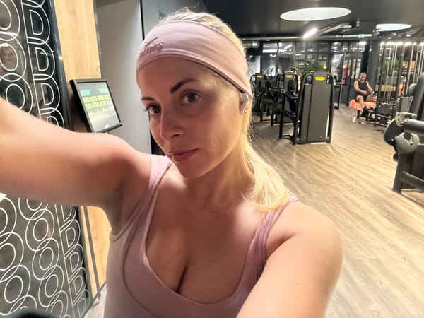 Woman takes gym selfie in Paris fitness center