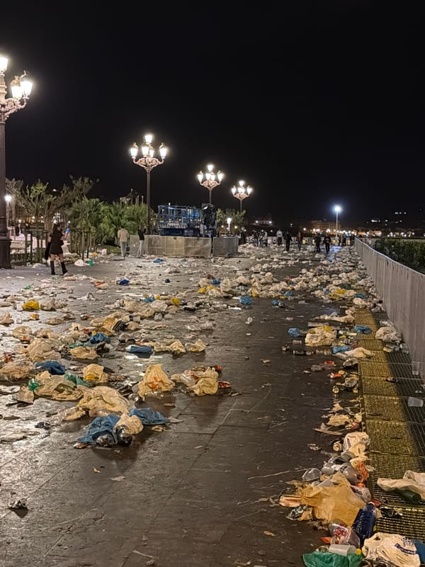 San Sebastián street littered with trash after event
