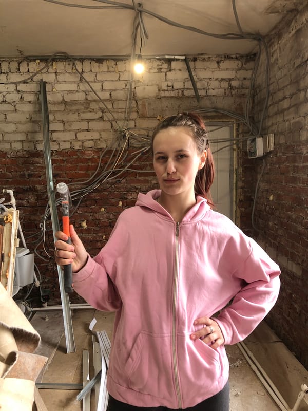 Woman with tool spotted in renovation site, Foki Russia