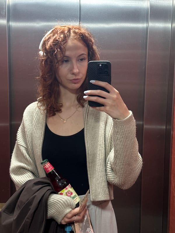 Woman takes multiple elevator selfies in Novi Sad