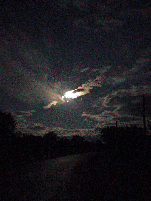 Full moon night documented in Ustyvytsia, Ukraine