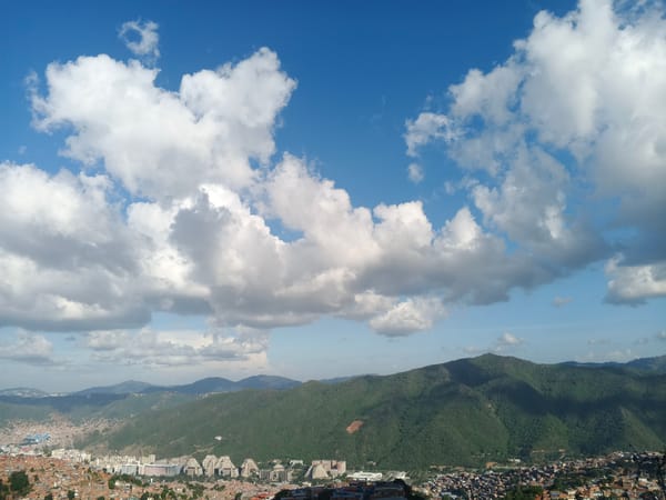 Evening panoramic views captured across Caracas neighborhoods and mountains