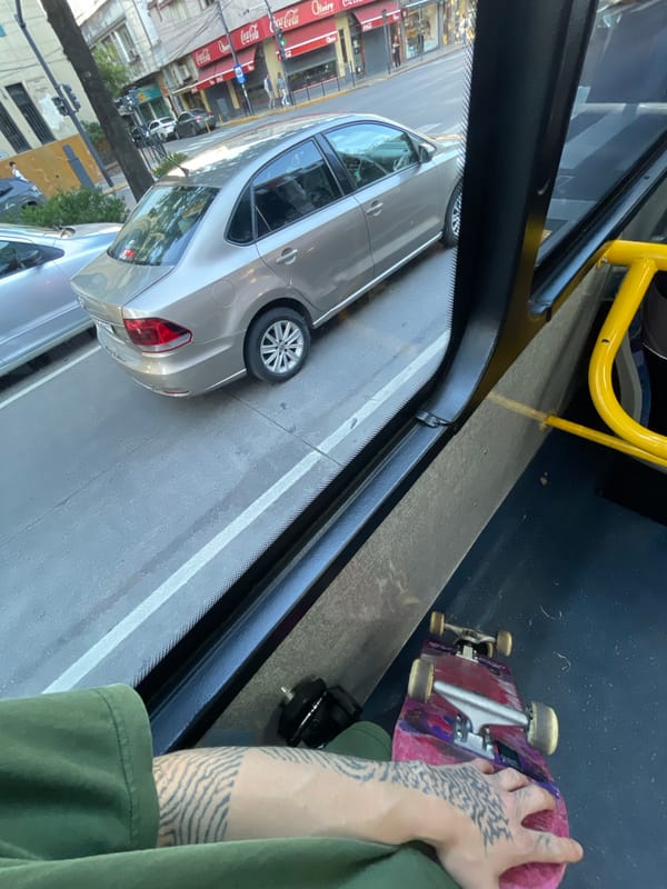 Bus passenger spots gray car in Vicente López, Argentina