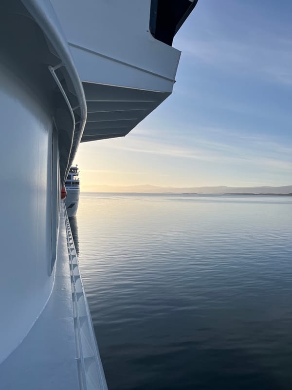 Large vessels observed in Ushuaia harbor under clear skies