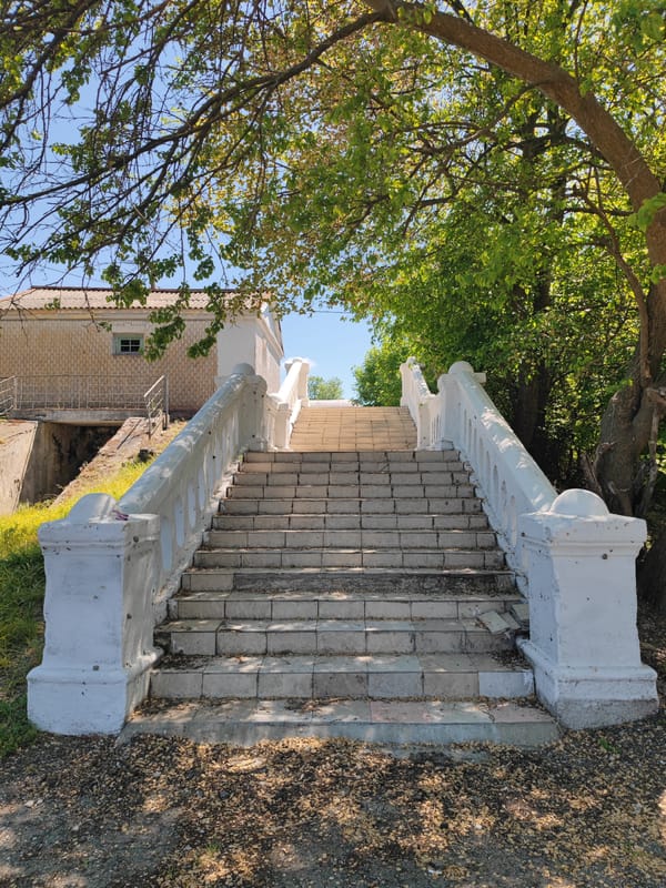 Quiet moments captured on Sennoy streets: stairs and rest