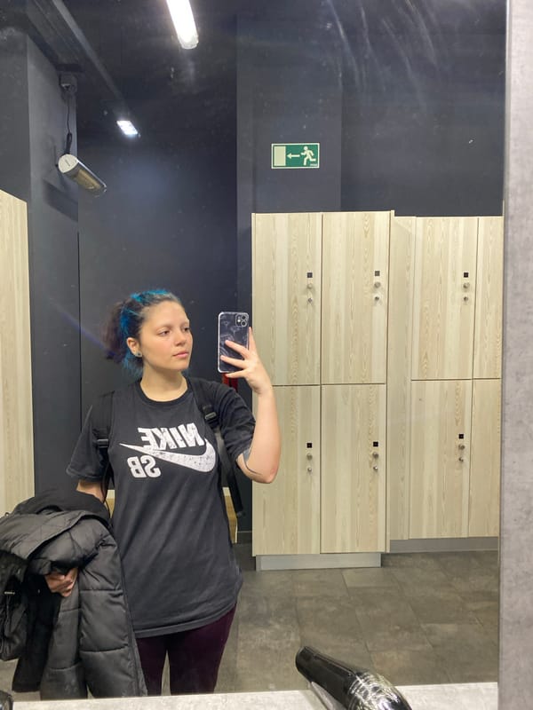 Morning routine documented across Gijón: gym, meals, work