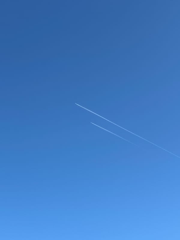Morning observations around Chaikovsky: vintage cars, contrails, everyday moments