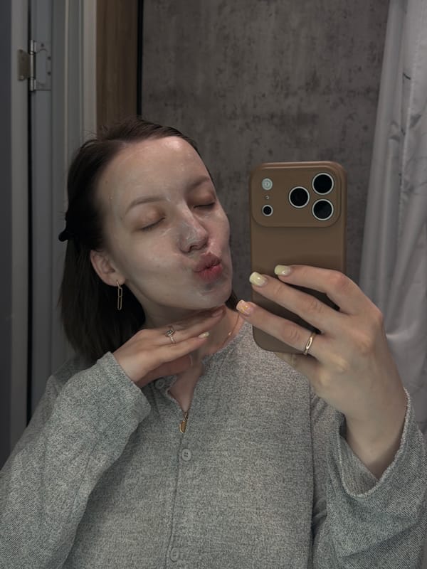 Woman documents morning skincare routine in Reshetnikovo, Russia