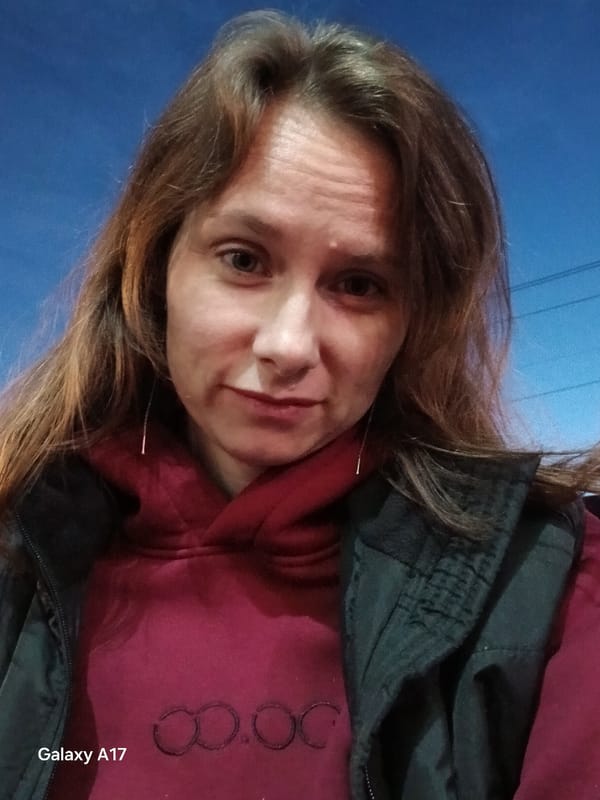 Woman documents evening stroll through Yekaterinburg at dusk