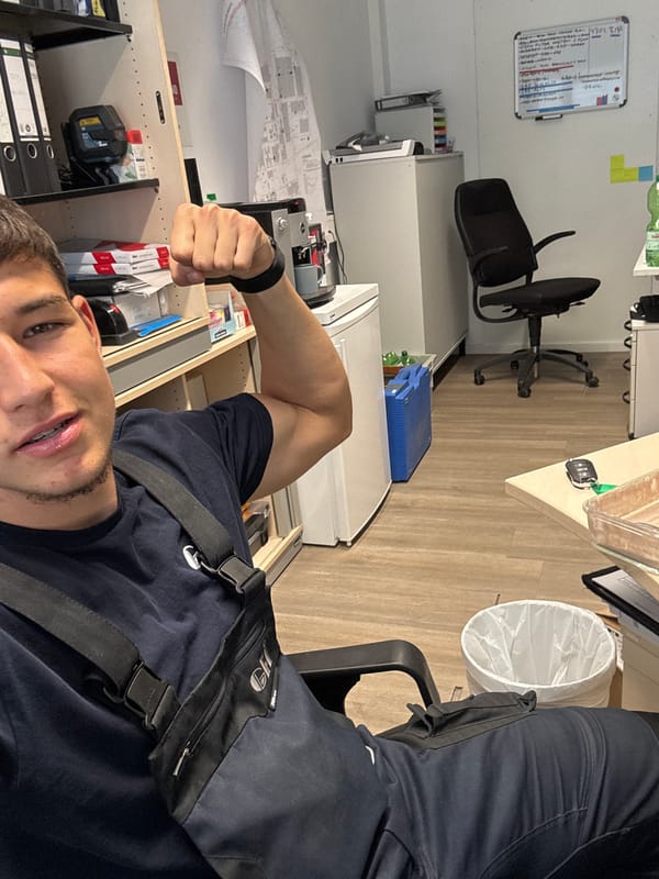 Office desk shots and flexing selfies from a Mannheim workplace