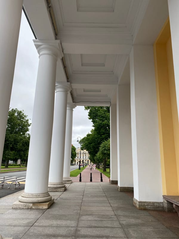 Street-level tour of Saint Petersburg's classical architecture on a cloudy day
