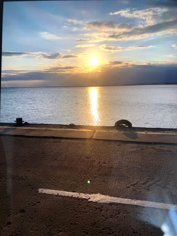 Coastal memories: boats, sunsets, harbors captured by witnesses