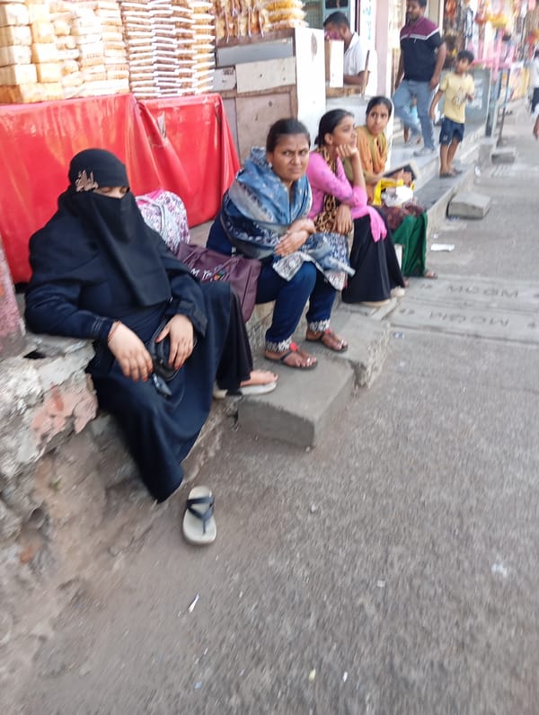 Mumbai street vendors, residents observed in everyday commercial activity