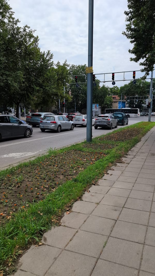 Street corner and laptop session in Plovdiv on a cloudy morning