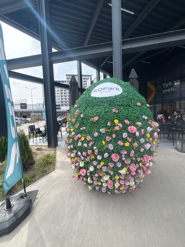 Spherical floral display spotted in Plovdiv shopping area