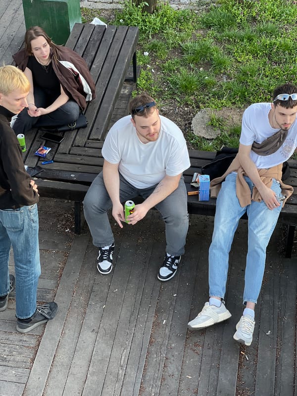 Casual afternoon scenes documented across Belgrade park area