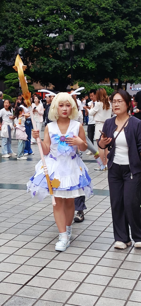 Cosplayer draws crowds on commercial street in Yuzhong District