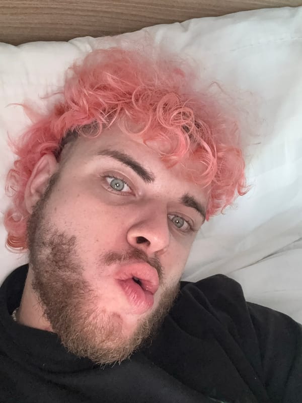 Pink-haired visitor documented across Đà Nẵng locations over 16 minutes