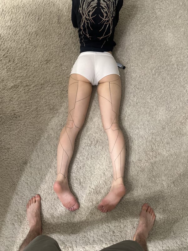 Person with geometric leg markings observed on carpet in Khimki