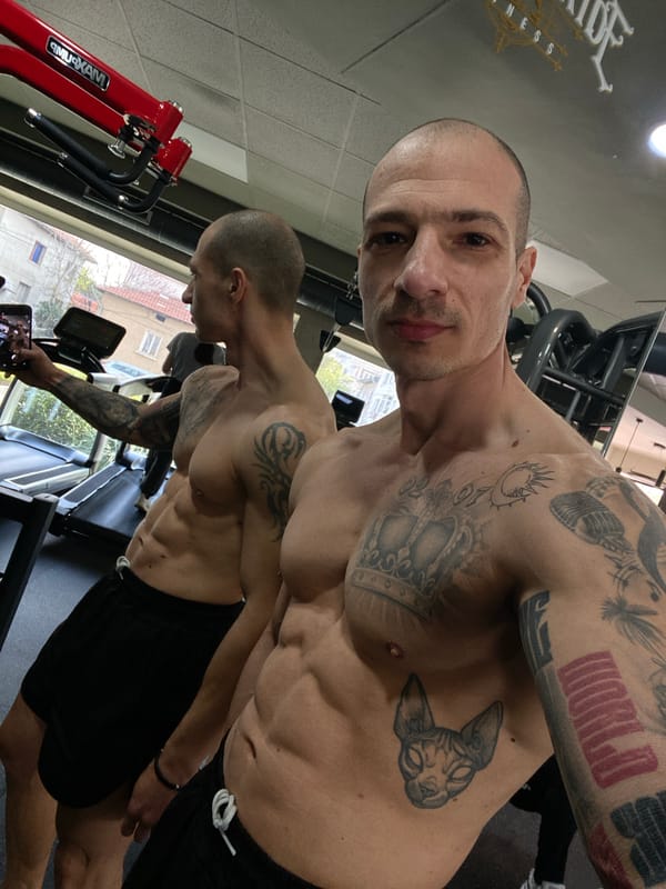 Tattooed man documents morning workout session at Pleven gym